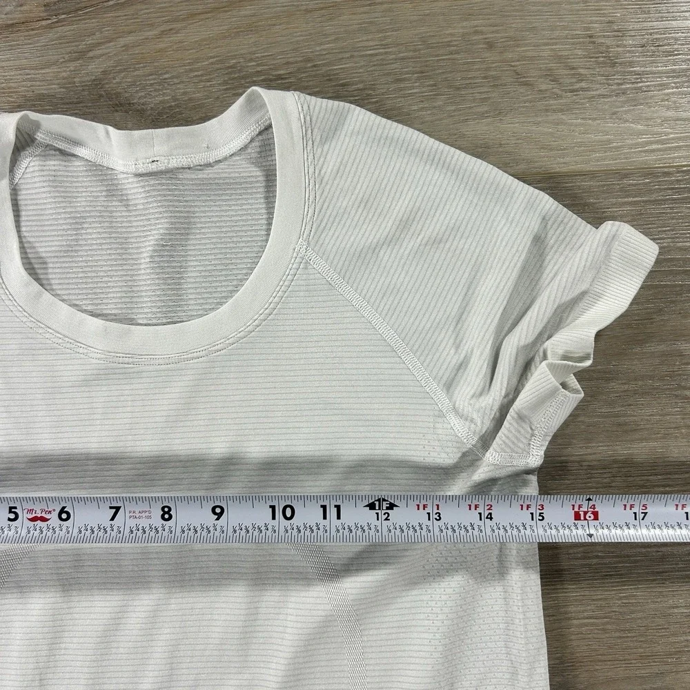 Lululemon Size 6 White Swiftly Tech Athletic Tee Short Sleeve Top Waist Length